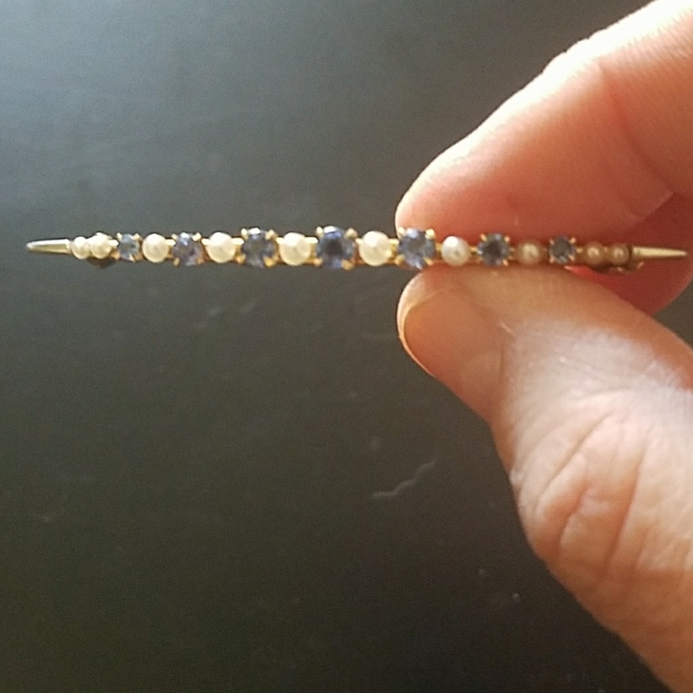 Sapphire, pearl and gold pin